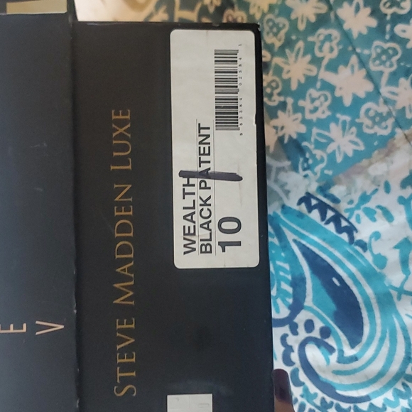 Black heel shoes come with extra bottom for the heel - Picture 8 of 8